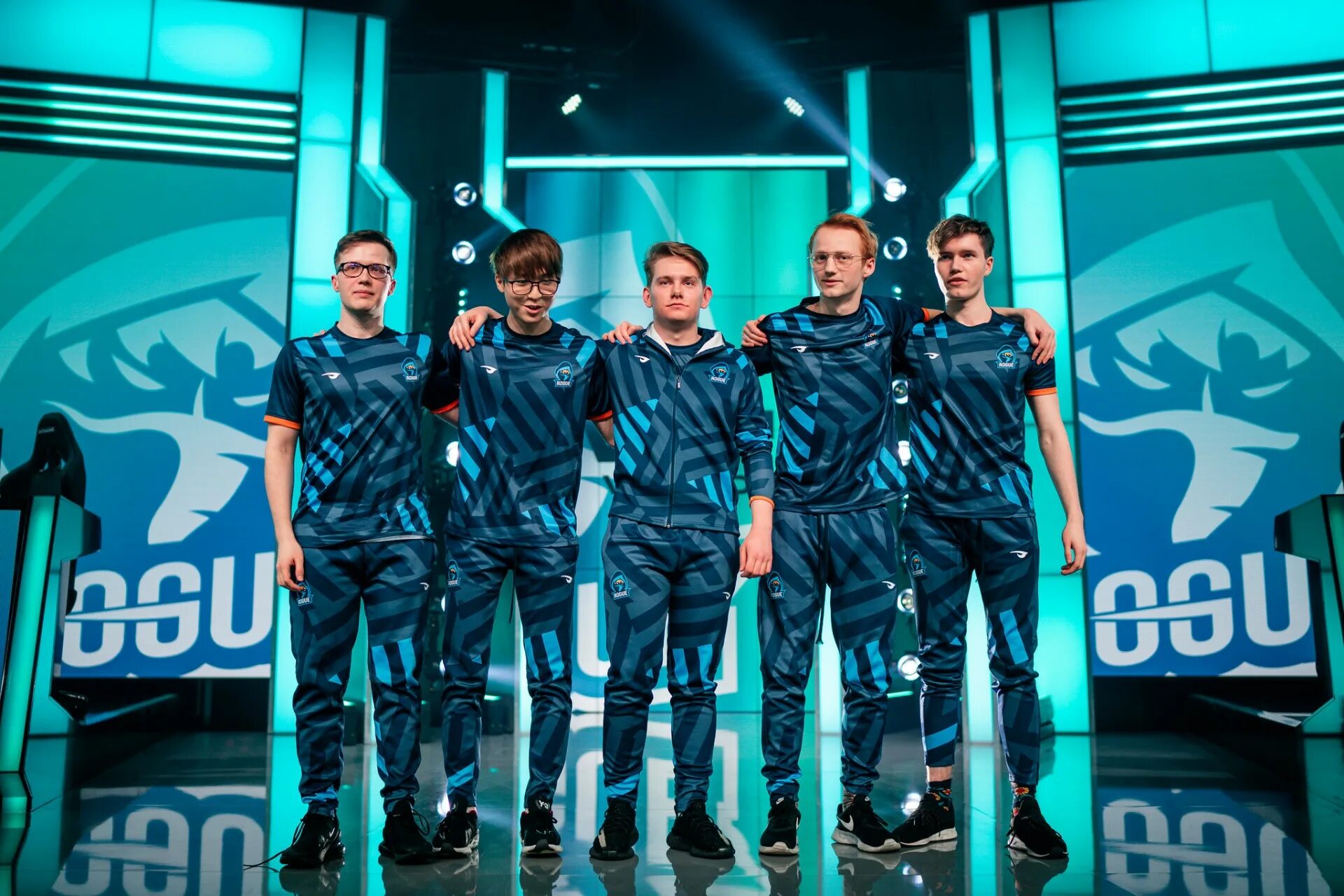 Летай компани. Взлет летающей тарелки. Летал компани команды. Арабиан эйрлайнс пилоты. Кэжуал сипи компани.