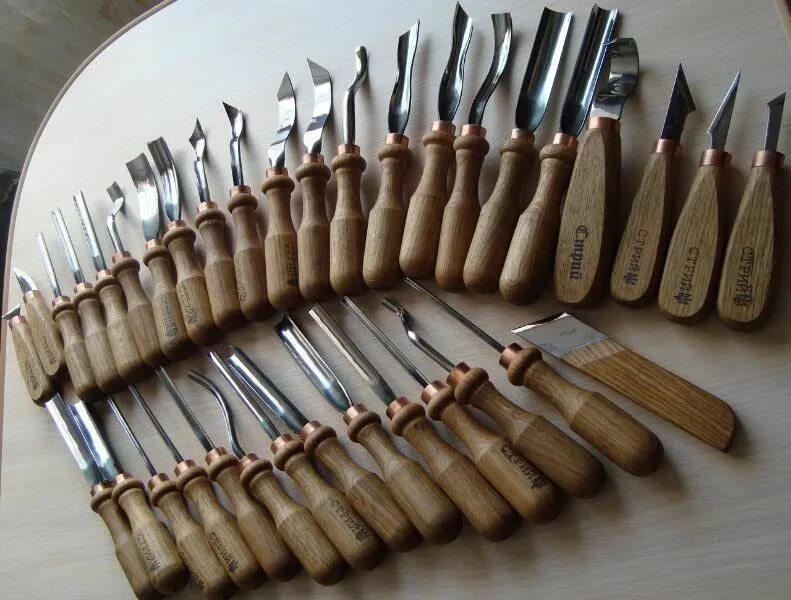 Резьба по дереву для начинающих инструменты. Ключница геометрическая резьба по дереву. Начинающего резчика. Резьба по дереву татьянка для начинающих. Начинающего резчика.