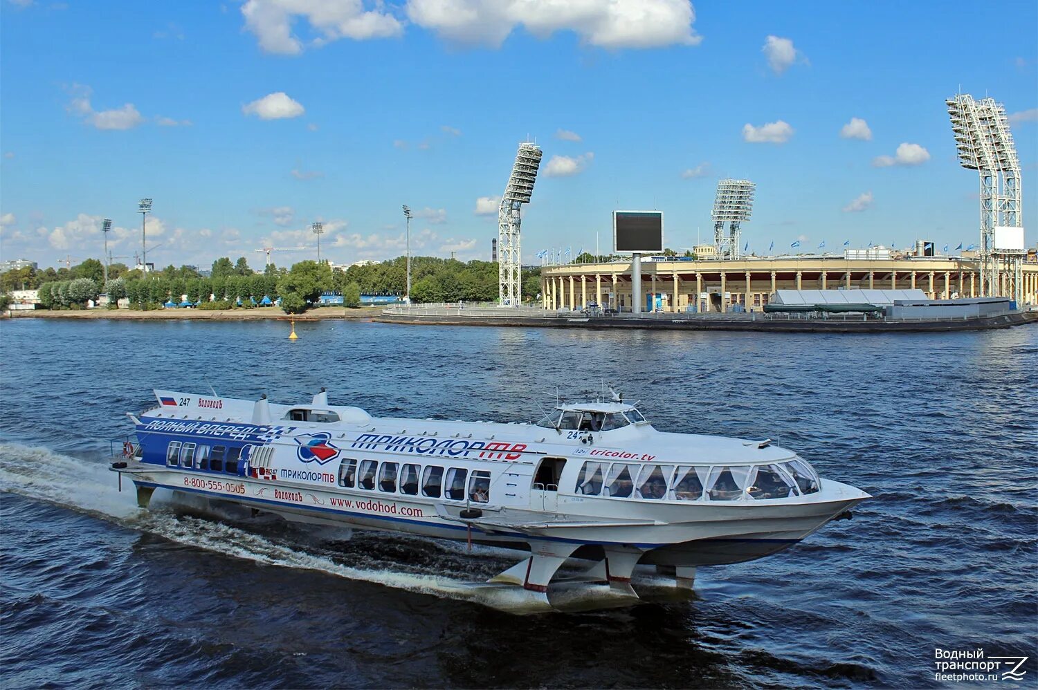 Петербург водный транспорт. Метеор спб. Петербург водный транспорт. Теплоход метеор нева. Питер трамвайчики нева.