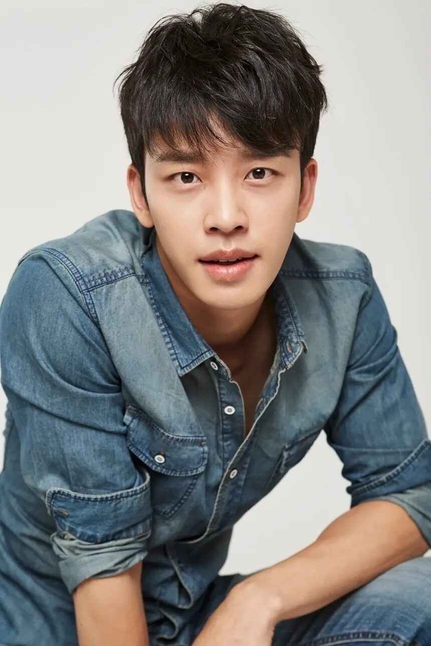 Рыбак фильм 2021. Типаж брэдли купер. Ли сын хван певец 1965. Актер солей. Treasure jung hwan.