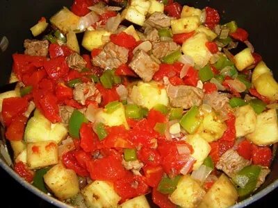 Мясо с баклажанами и помидорами на сковороде