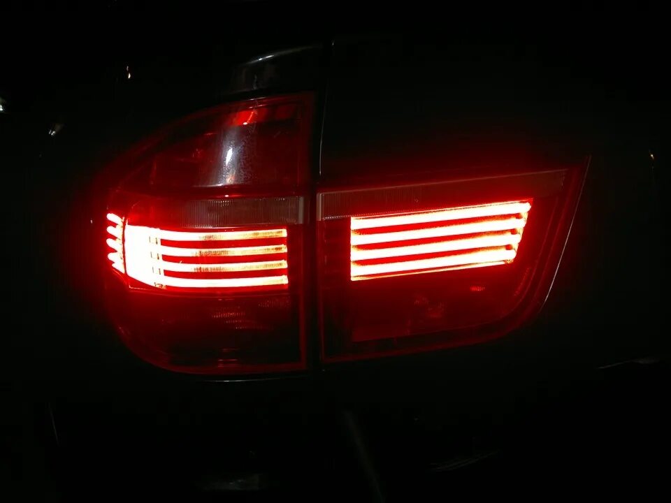 Задние фонари х5 е70. Стоп сигнал на BMW x5 e53. Диодные фонари БМВ е70. Е70 Габаритные огни заднего. Стоп сигнал BMW x5.