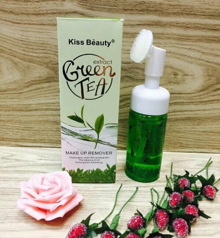 Пенка для лица зеленый чай. Пенка для умывания kiss beauty. пенка с щеточкой для умывания с зеленым чаем. kiss beauty green tea. kiss beauty green apple.