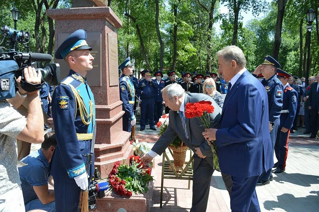 Памятник Филиппову в Воронеже. Памятник роману Филиппову герой России. Памятник роману Филиппову в Воронеже.