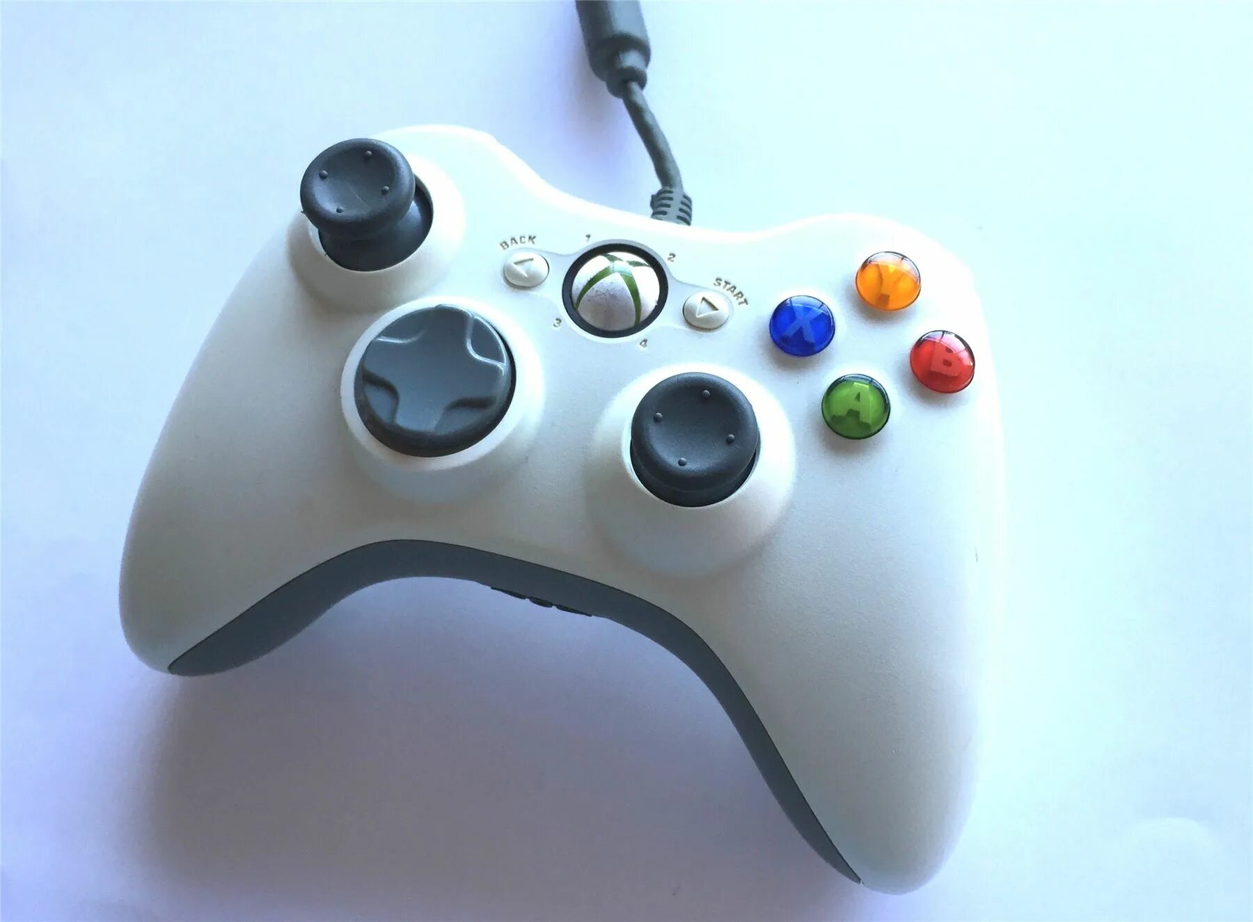 Джойстика xbox 10. Xbox 360 wired Controller. Геймпад Xbox 360 проводной. Xbox 360 Controller White. Геймпад от Xbox 360 белый.