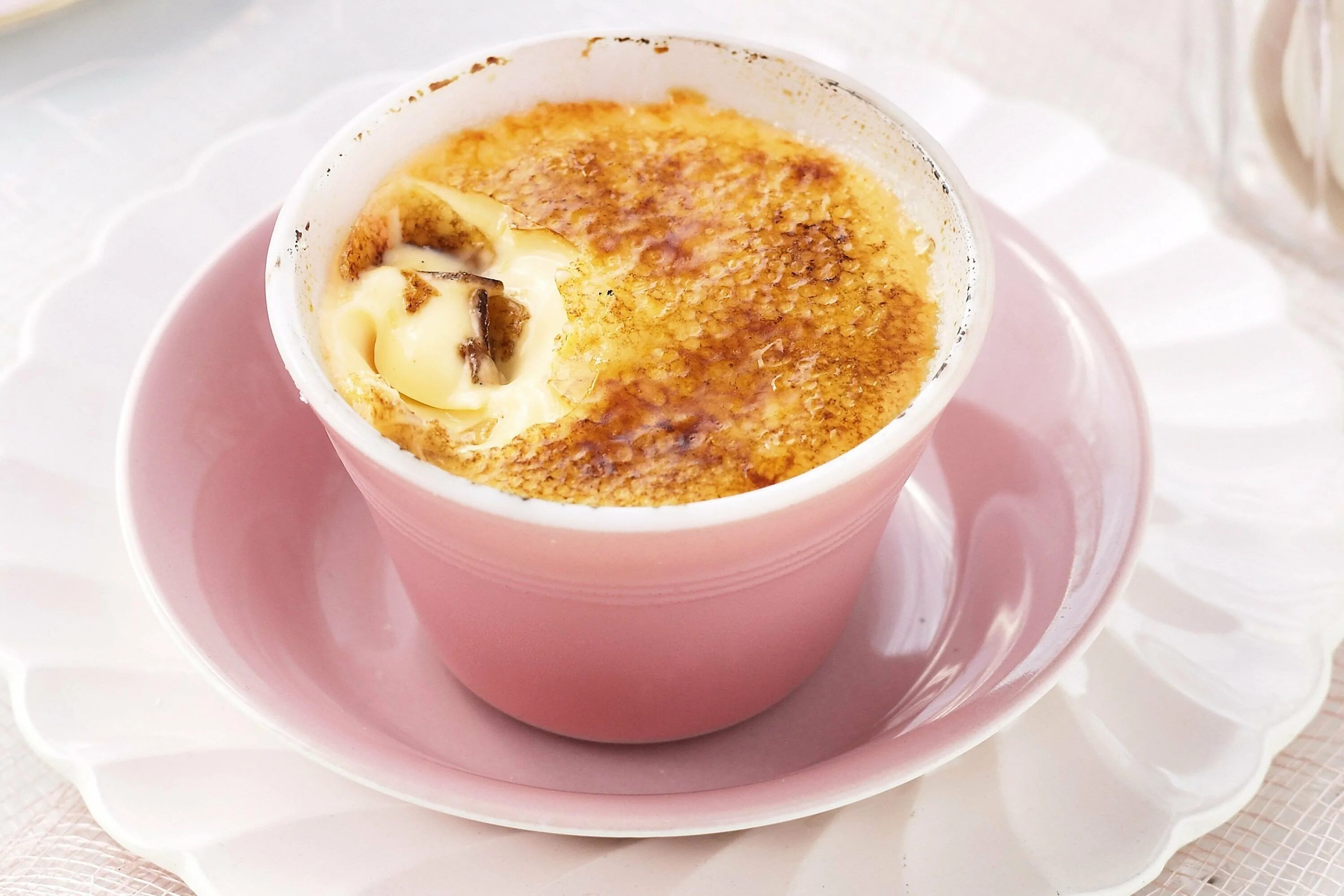 Crema catalana десерт. Крем брюле десерт франция. Крем-брюле. Крем-брюле — la crème brûlée. Крем брюле что это.