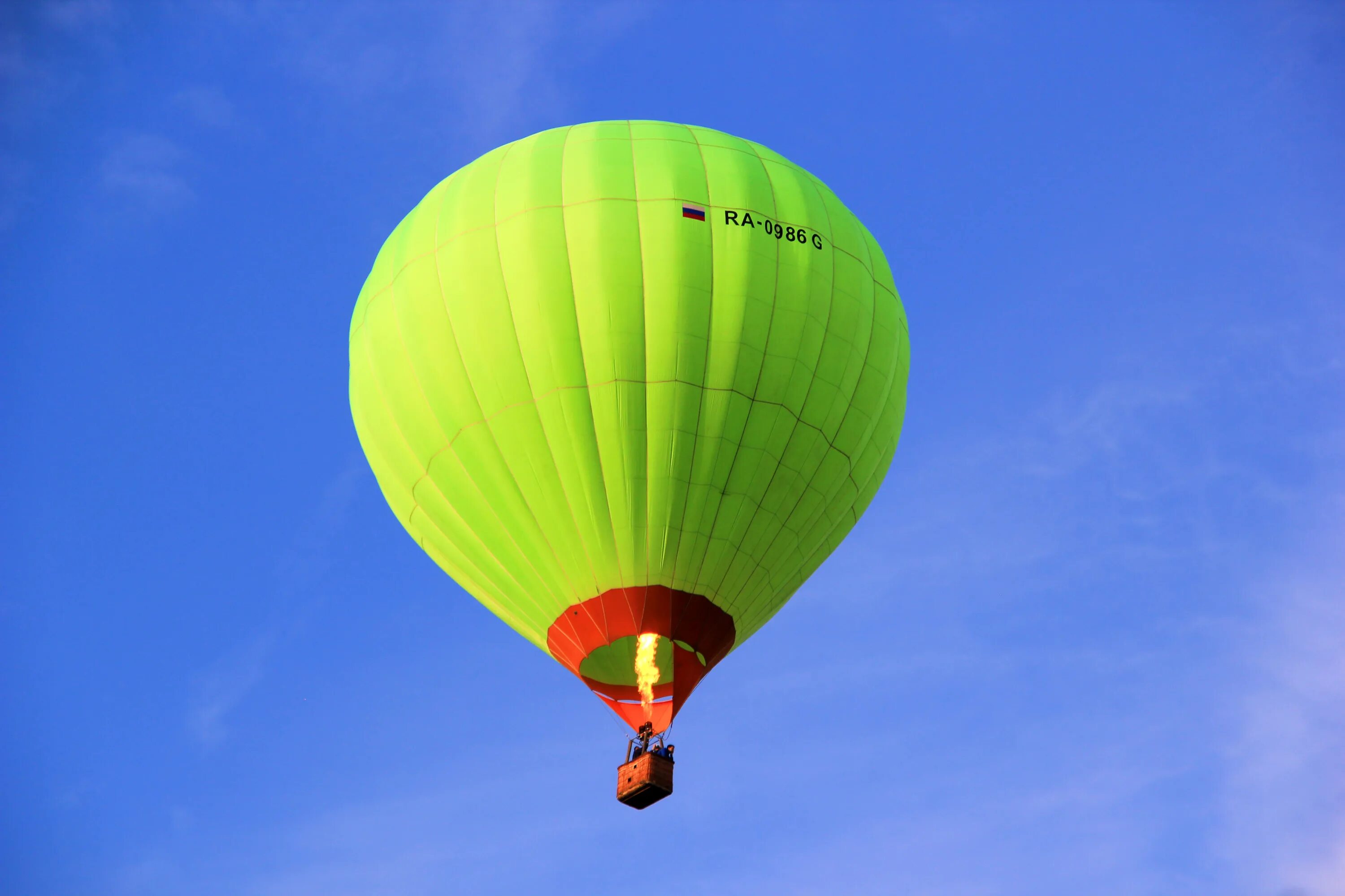 Balloon fly. Воздушные шары летательные. Зеленый воздушный шар. Воздухоплавание. Зеленые шары в небе.