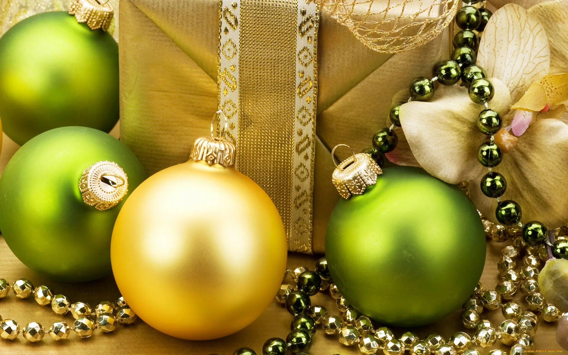 Красивые новогодние шары. Новогодние шары золотые. Зеленые и желтые новогодние шары. Новогодние игрушки зелёного цвета.