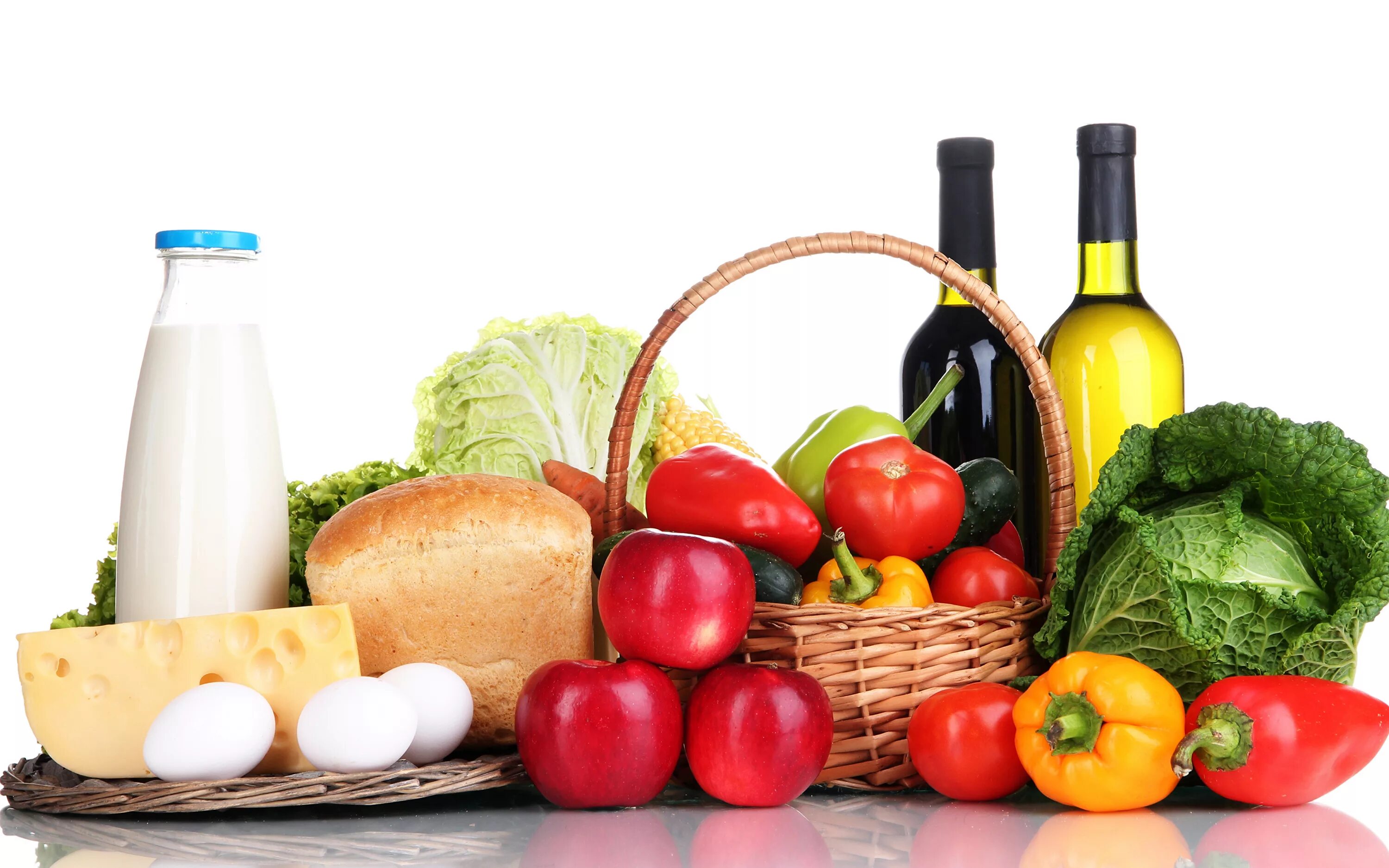 Продукты. Корзинка с едой. Корзина с едой. Корзинка с едой. Продукты питания ассортимент.