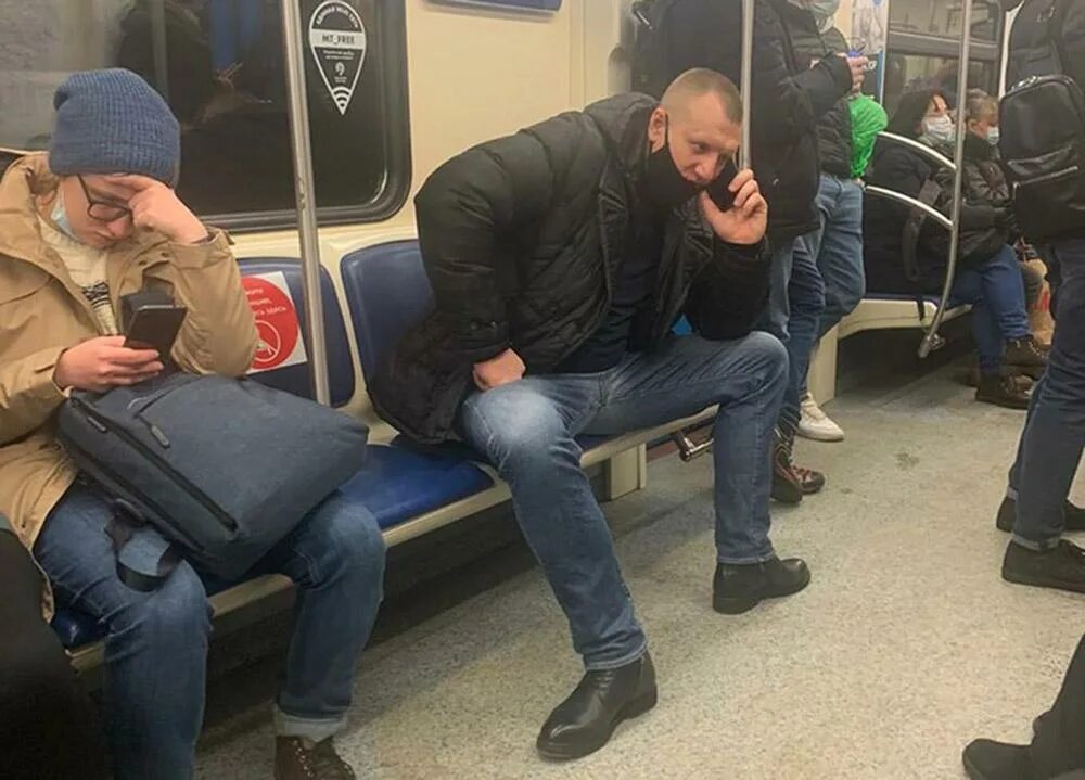 Зачем мужчинам длинный. Человек сидит в метро. Мужчина в метро. Мужчины в метро с широко расставленными ногами. Парень сидит в метро.
