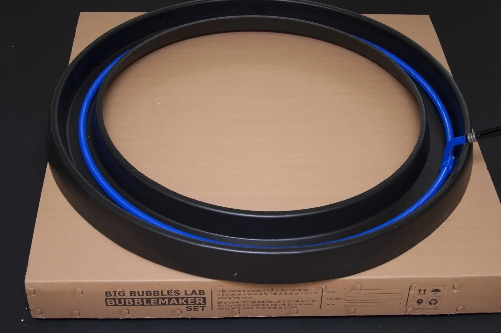 Big bubbles laboratory. Емкость для мыльного раствора. Шоу неоновых пузырей. Кольцо для гигантских мыльных пузырей. Неоновые мыльные пузыри.