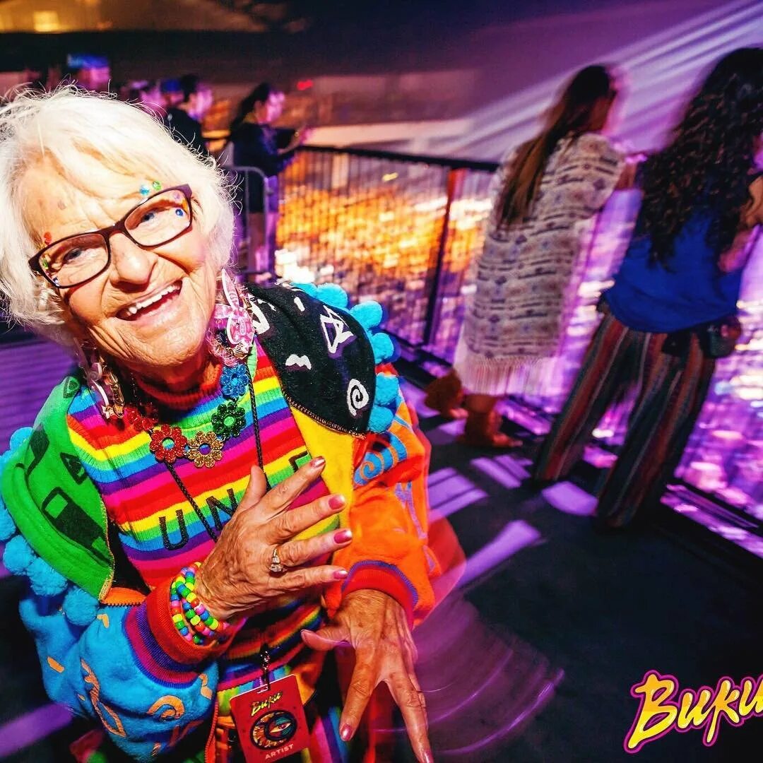 Фотка бабки. Бабушка Бадди Винкль. Baddie Winkle молодая. Крутая бабуля. Яркие бабули.
