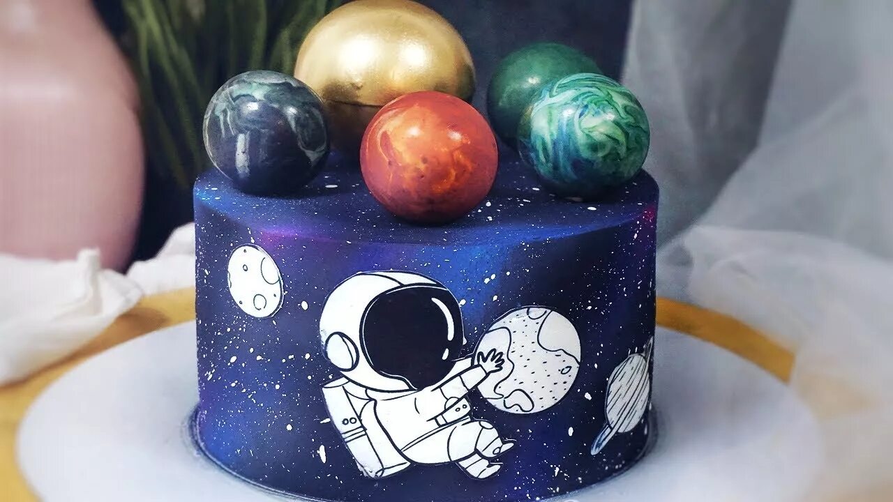Из шара сделать космос. Космический торт с шарами. Торт космос с шарами. Торт космос. Шоколадные шары космос.