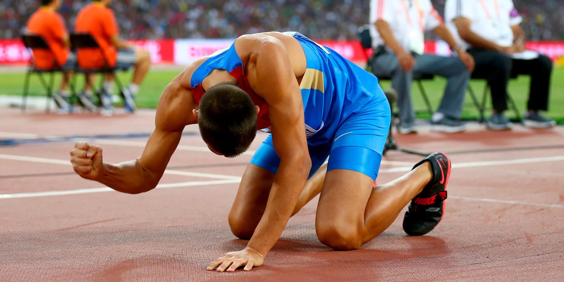 Спортсмен участвующий в соревнованиях в беге. Спорт легкая атлетика. Спортсмен на старте. Поражение в спорте. Спортсмен легкоатлет.