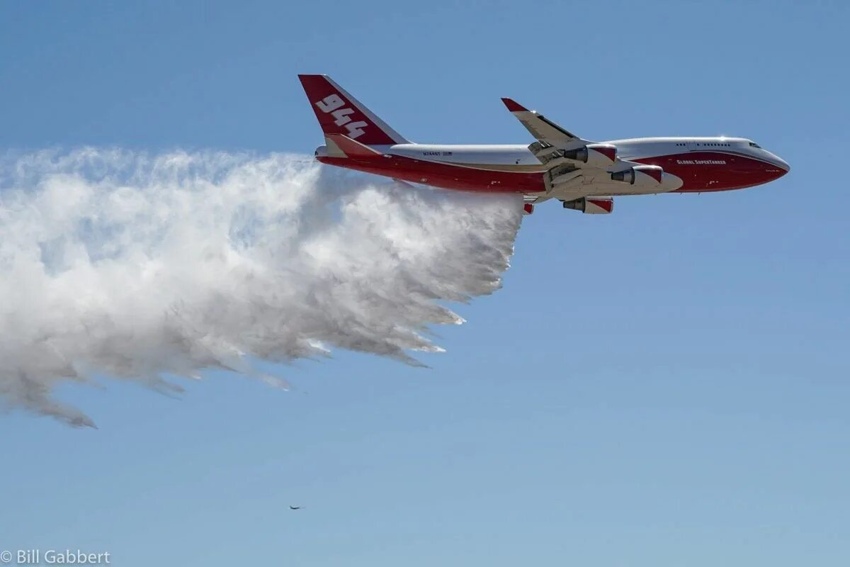 В каком году появились пожарные самолеты. Боинг 747 пожарный. 747 Supertanker. Самолет 747 Global Supertanker. Самолет пожаротушения.