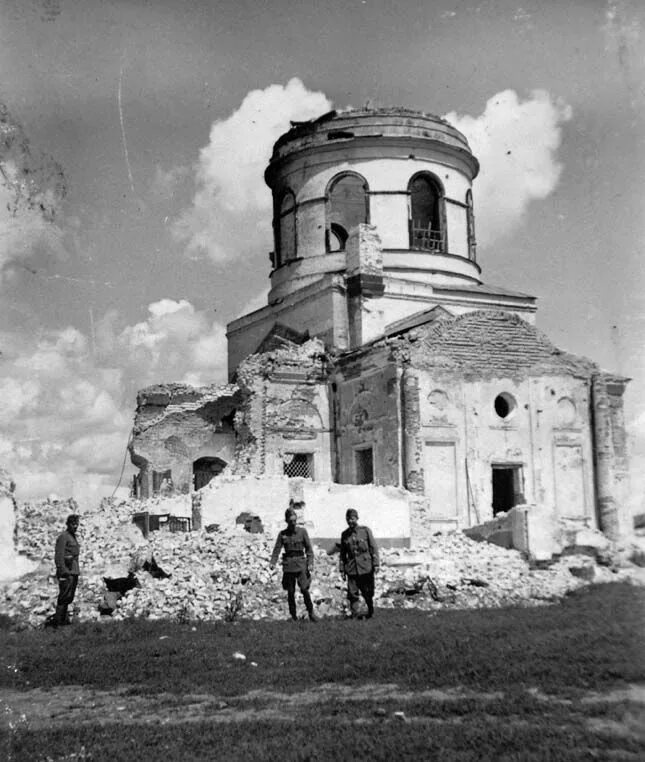 Церковь в великую отечественную войну. Ельня воскресенская церковь 1941. разрушенный псков церковь 1941. разрушенный храм в село троицкое нижегородская область.