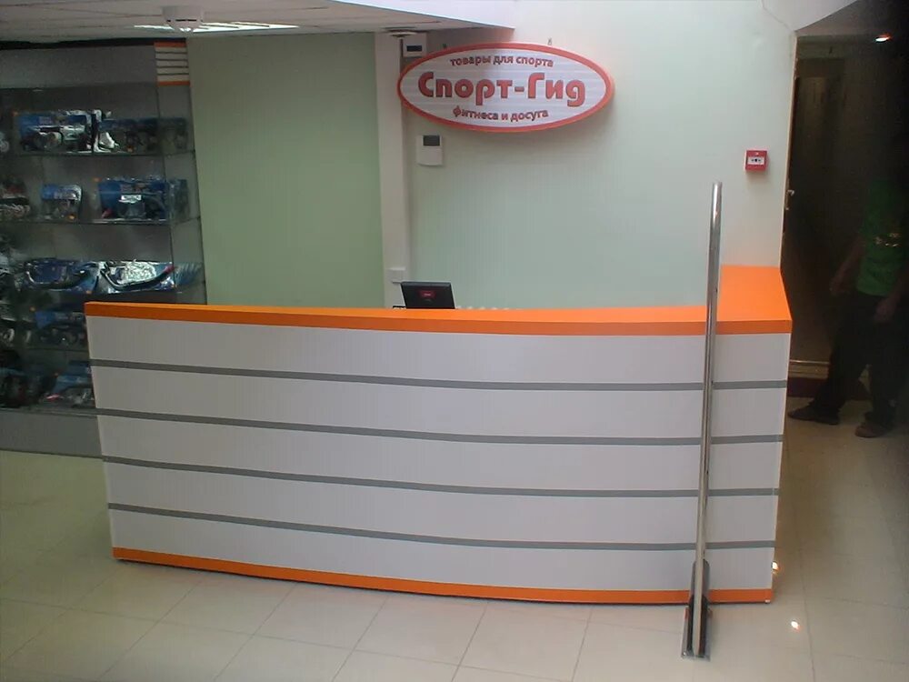 Кассовая стойка для магазина. Кассовая стойка для магазина. Торговое место продавца. Кассовая стойка для магазина одежды. Ресепшн касса для магазина.