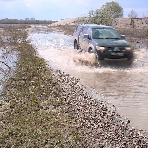 Уровень воды в реке ока в павлове. Уровень воды Ока. Машина Ока в реке. Обстановка на Оке сейчас. Рязань уровень воды в Оке на сегодняшний день.