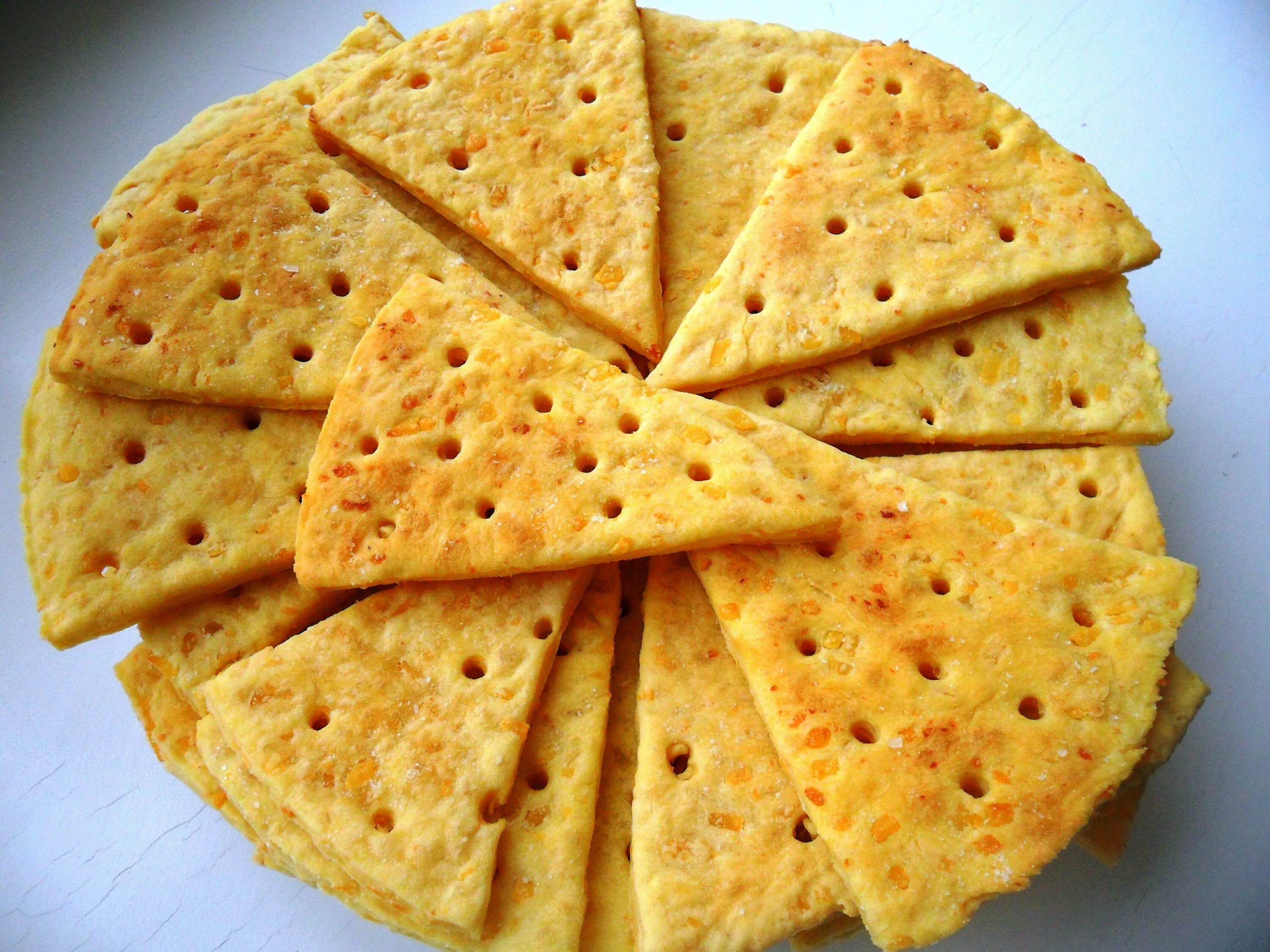 сырные печеньки. тонкие соленые печенья. рецепт печенья с солью. сырное печенье домашнее. печенье фитнес.