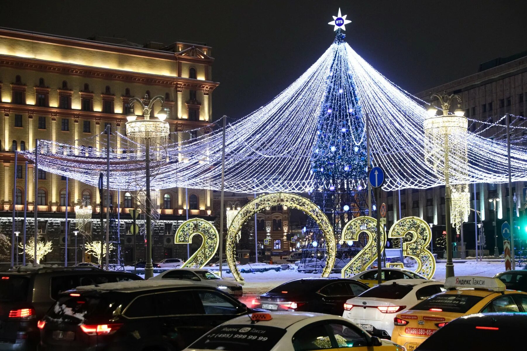 Москва где украсили. Елка на Манежной площади 2022. Украшение города к новому году. Новогодние украшения для улицы. Новогоднее оформление улиц.