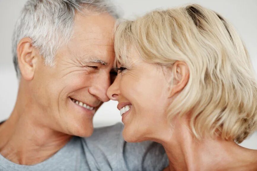 видео пожилая пара пригласила. поцелуй бабушки и дедушки. страстные пожилые женщины. голые пожилые семейные пары. поцелуй бабули.