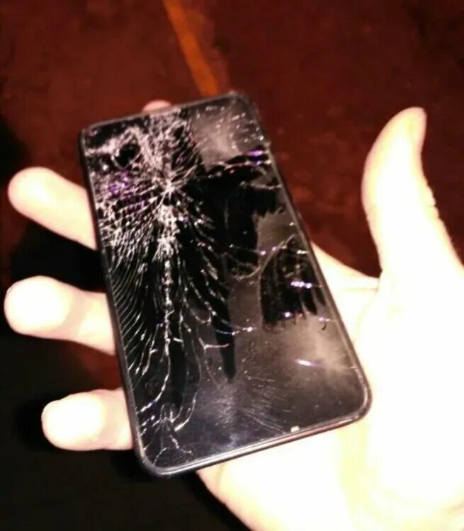 Разбитый самсунг а50. Самсунг галакси а5 разбитый. Разбит экран телефона. Разбитый экран телефона.