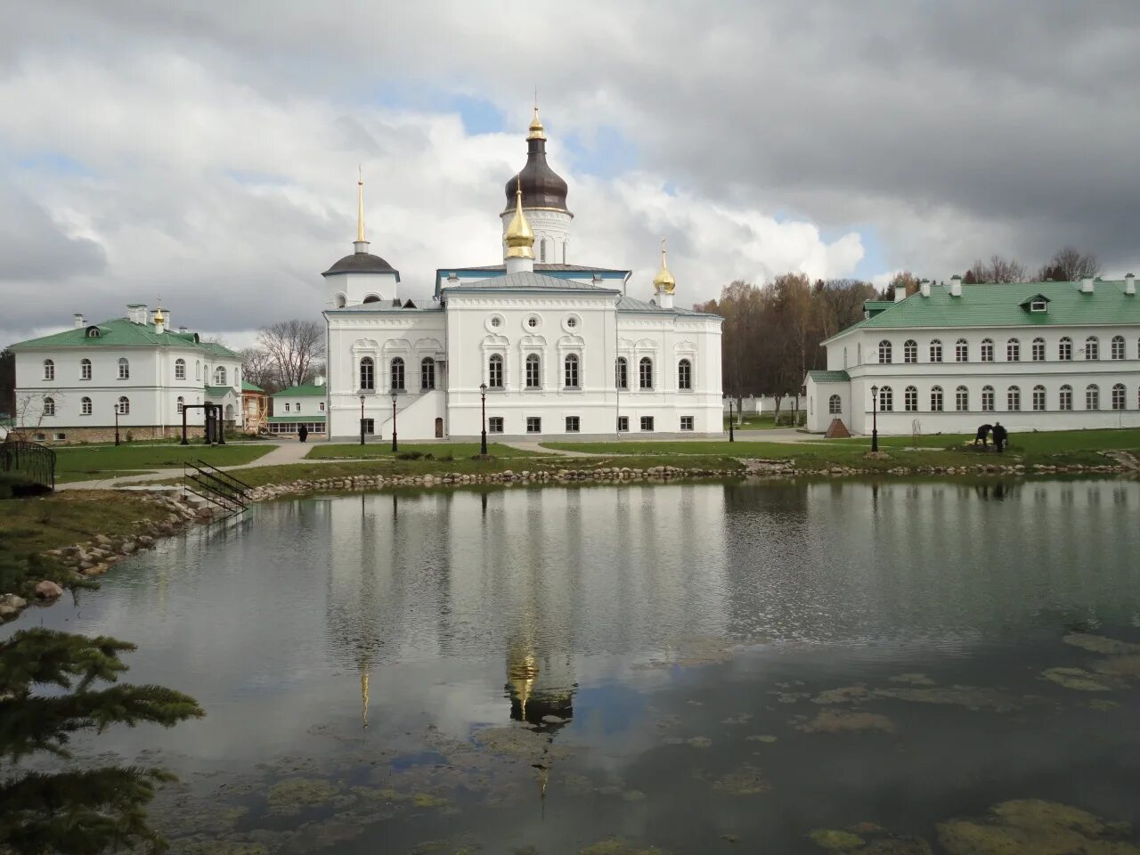 Погода в печорах сегодня. Спасо-Елеазаровский монастырь. Елеазаровский монастырь. Монастырская чайная. Псков Талабские острова. Спасо-Елеазаровский монастырь столовая.