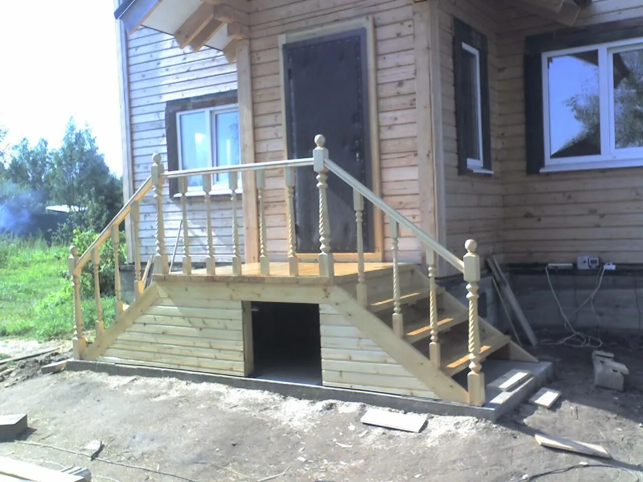 Крыльцо для частного дома. Крыльцо деревянного дома. Крыльцо к дому. Крыльцо металлическое для частного. Металлическая лестница для крыльца.