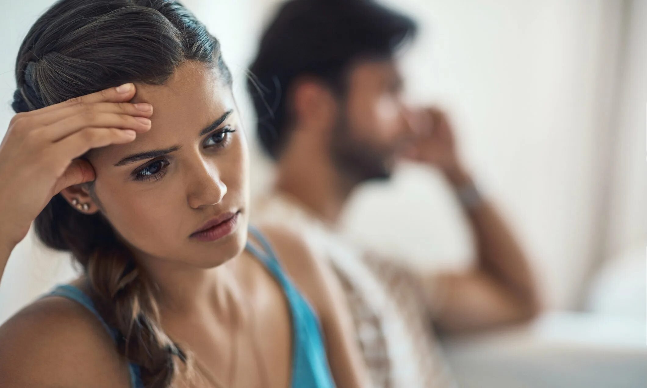 Девушка уходит от парня. Почему девушка охладела в отношениях. Супружеские отношения. Супружеская пара в постели. Женщина уходит от мужа.
