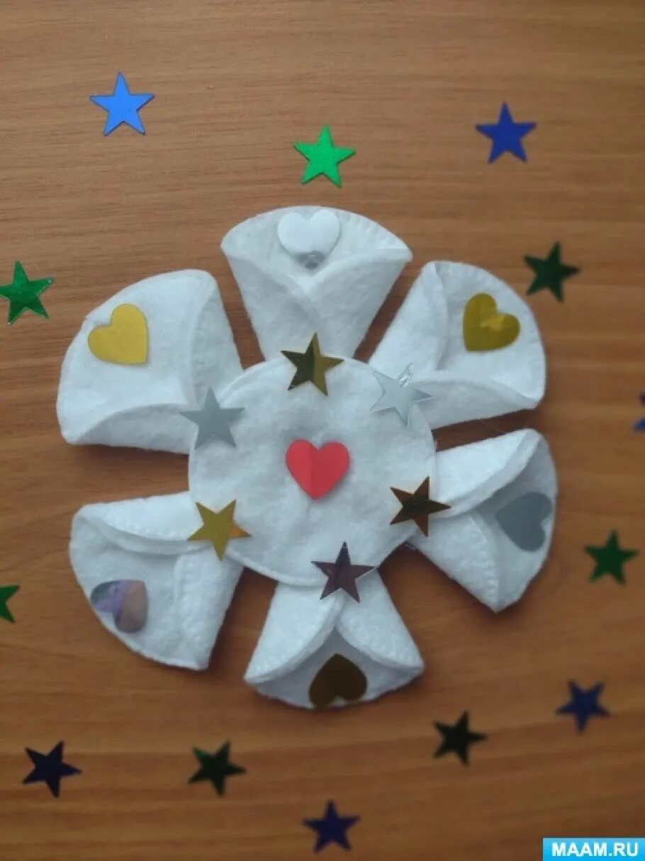 Снежинки из ватных дисков. Снежинки из ватных дисков своими руками. Нединеа тз ватных палочек. Снежинки из ватных дисков своими руками. Снежинка из ватных дисков.