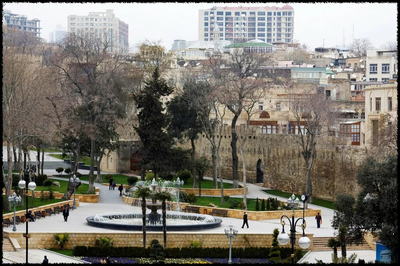 Баку погода сейчас. Баку климат. Девичья башня Баку. Азербайджан старый город.