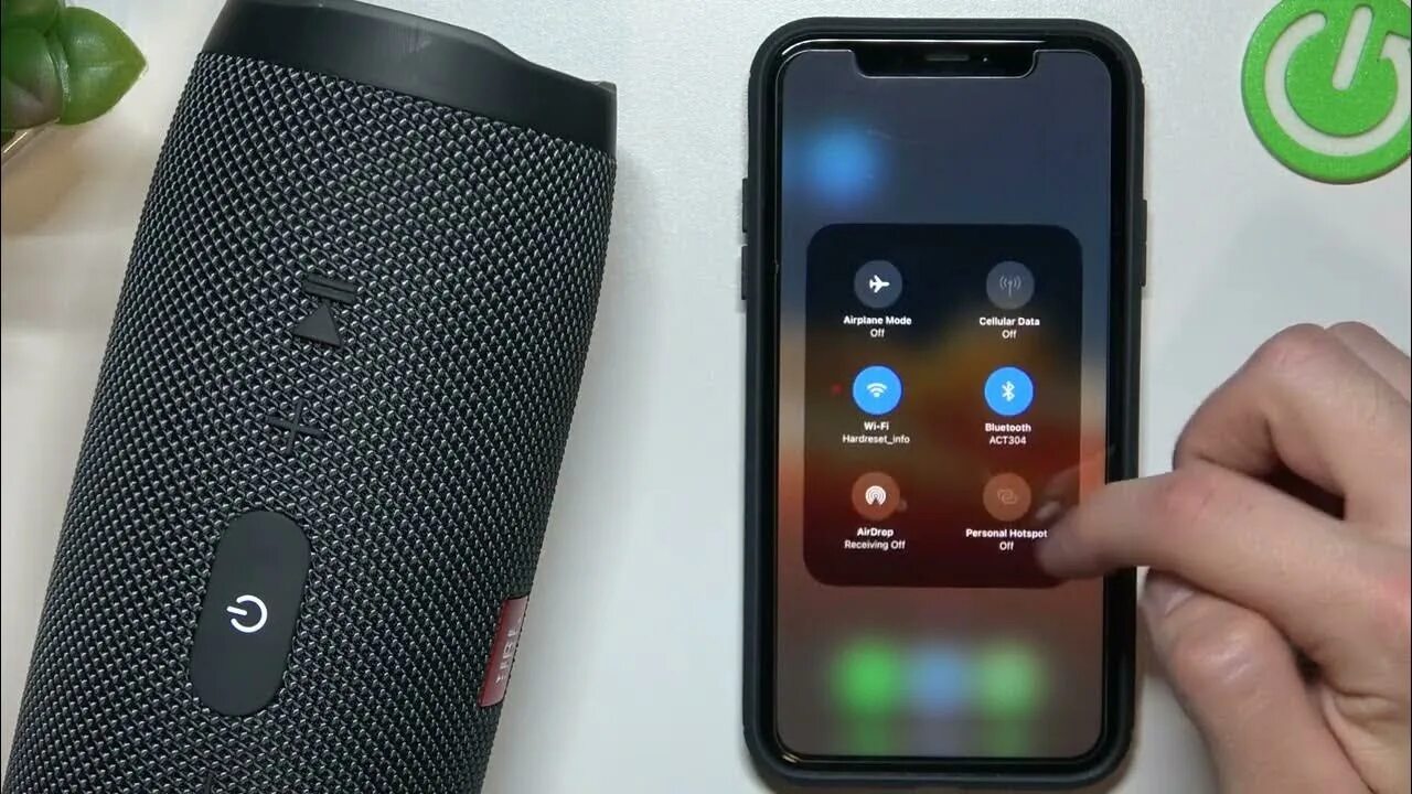 Как подключить jbl к айфону. Jbl charge essential 2. колонка для айфона. кнопка сопряжения на колонке jbl. сопряжение колонки jbl 1000.