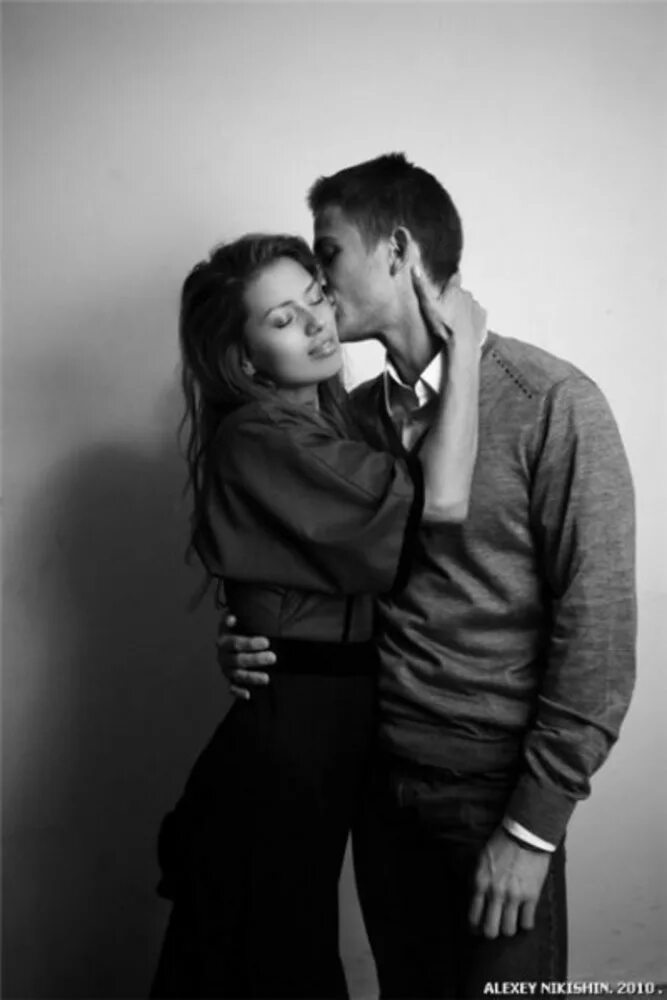 Raw couples. Нежный поцелуй. Парная фотосессия на природе. Фотосессия пары на природе. Счастливые влюбленные.