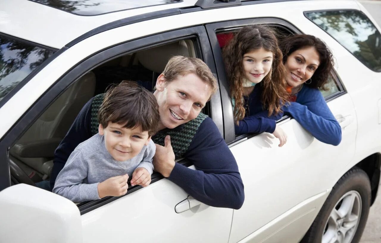 Семья на миллион. Семейный автомобиль. Семейная машина. Семья в машине. Счастливая семья на автомобиле.