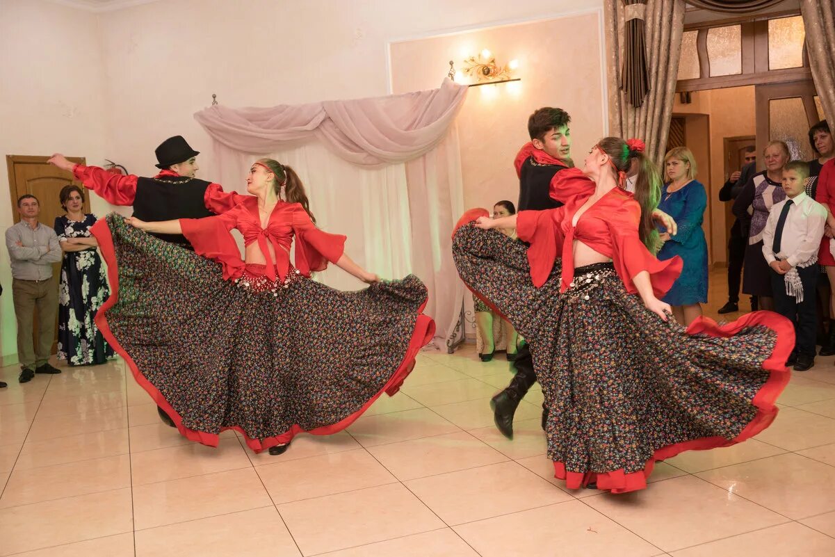 цыганочка танец видео. танцуем цыганочку видео. танцуем цыганочку видео. цыганский танец. цыганка танцует.