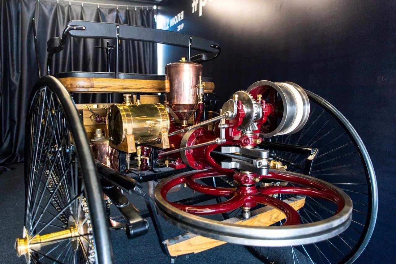 1886 benz patent-motorwagen мотор. Двигатель первой машины. Первый мерседес бенц 1886. Карл бенц первый автомобиль. Самый первый мерседес 1885.