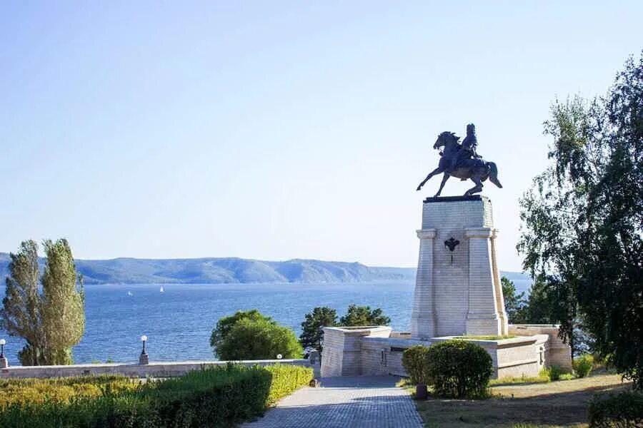 Файл:Memorial to builders of city, Tolyatti. Russia.JPG - Википедия