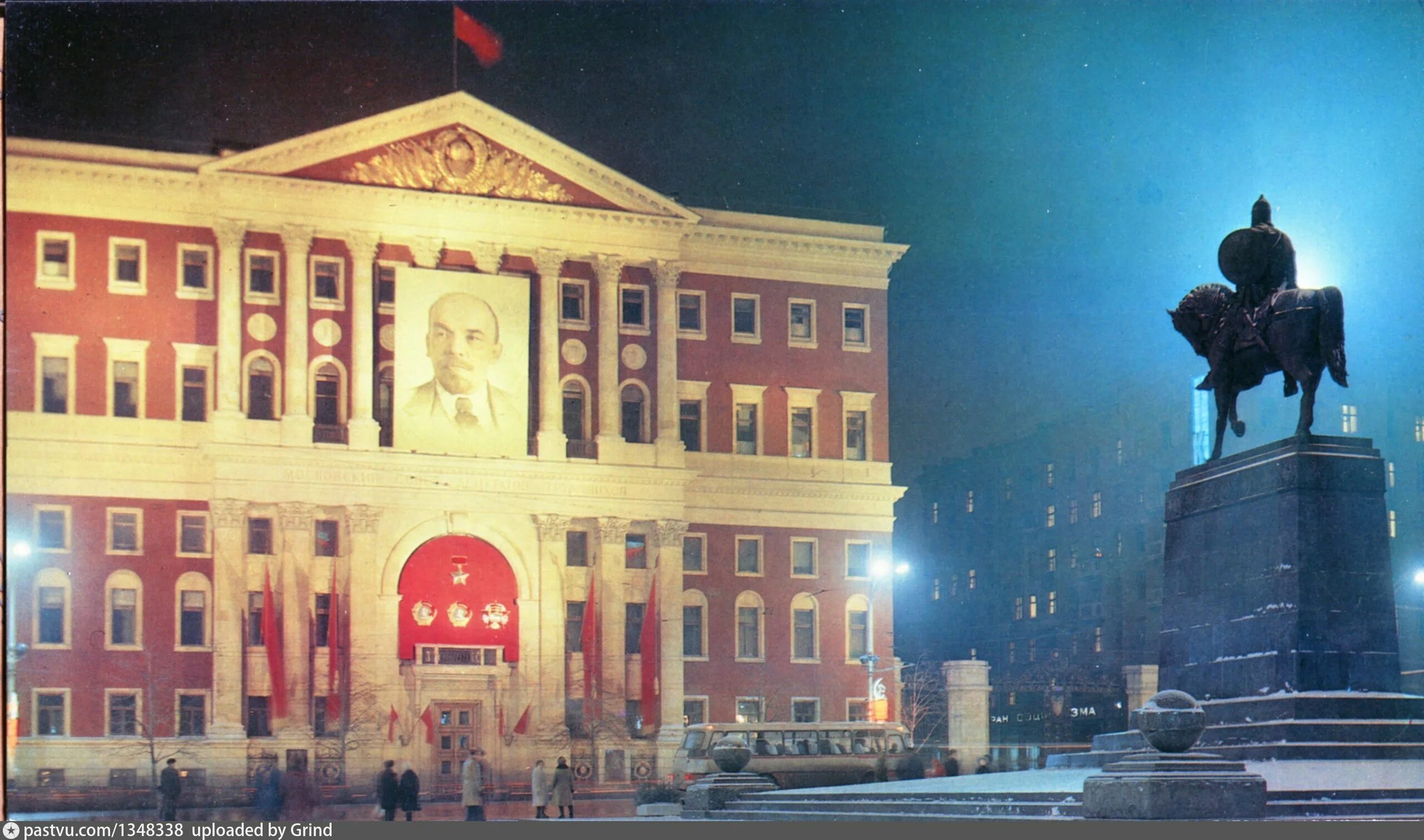 Здание 1981. Мособлдума фото здания. Здание Свердловского городского совета народных депутатов. Здание Московского военного округа. Первый московский совет