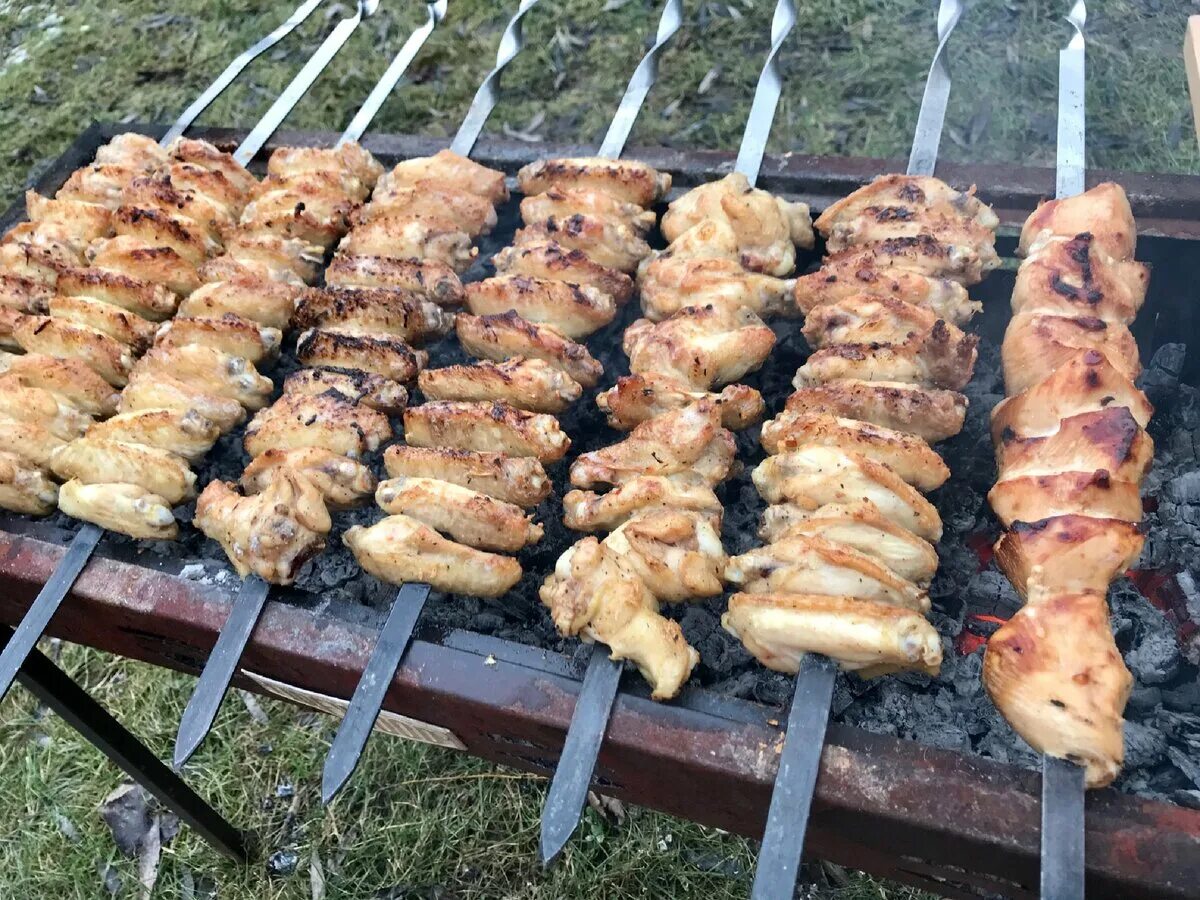 Куриные крылышки на мангале. Крылышки на шампурах на мангале. Крылышки на шампурах на мангале. Крылья на шампурах. Шашлык из куриных крылышек.