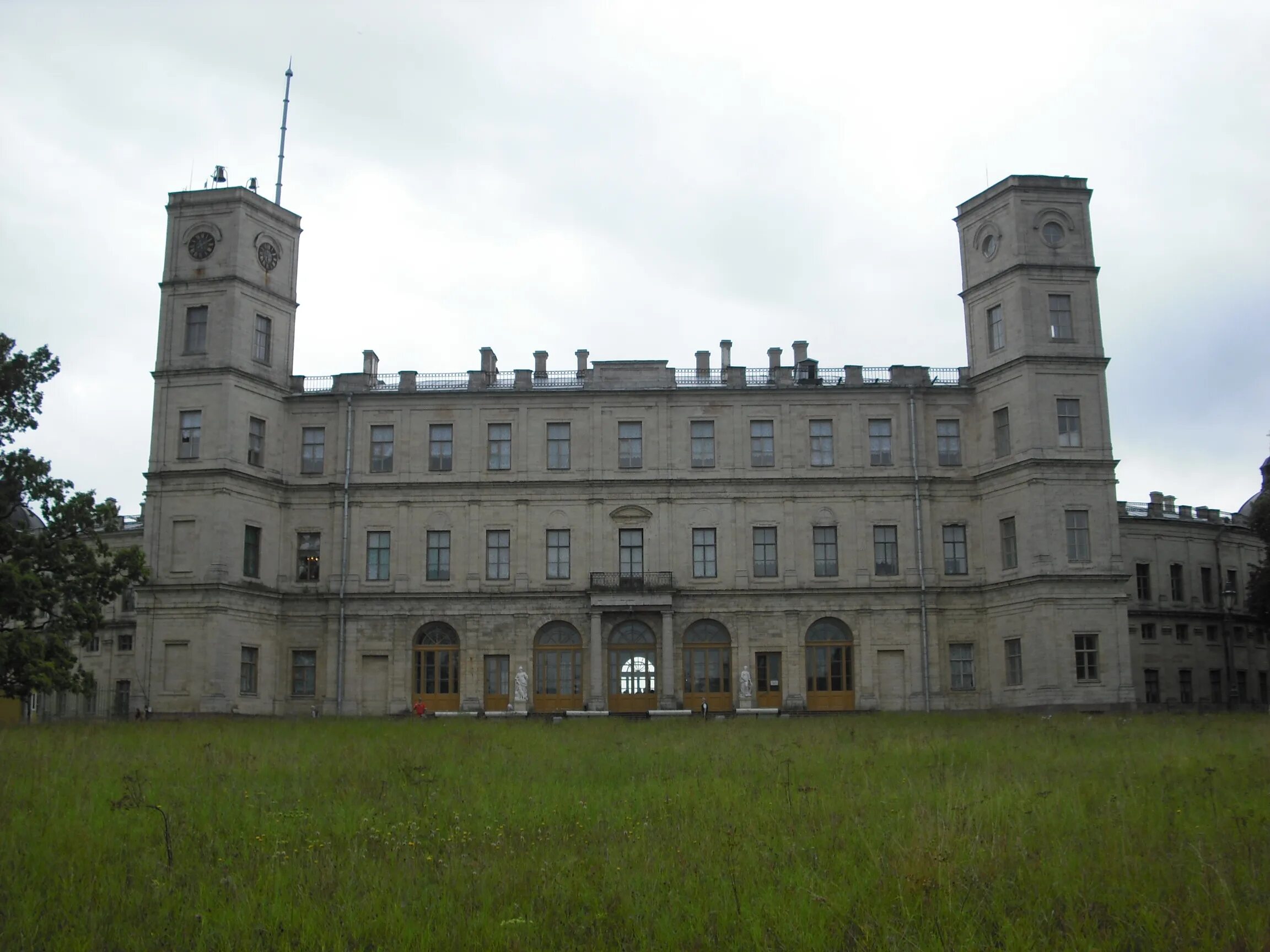 Зубовский флигель екатерининского дворца. Воронцовский дворец алупка фасад. Воронцовский дворец в крыму северный фасад дворца. Северный фасад воронцовского дворца в алупке. Северный дворец.
