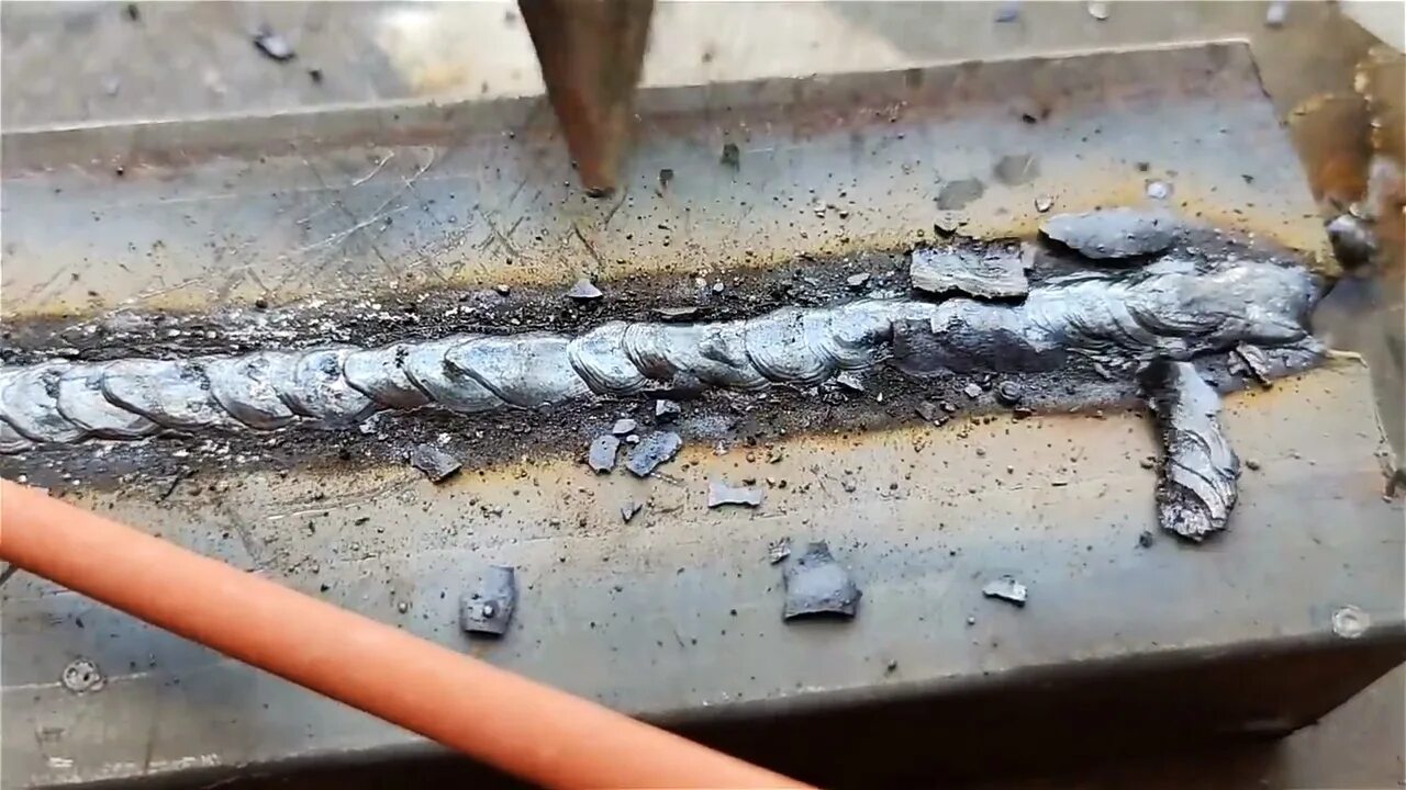 Чем прожечь металл. Сварка труб электродом 2. Сварка тонкого металла полуавтоматом. Прожог сварного шва. Тонкий металл местами прожжен.