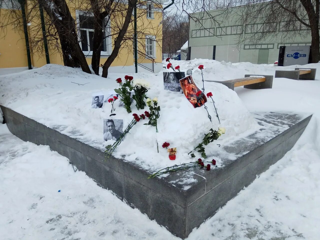 Причина смерти начало. Могила Билли Херрингтона. Мемориал Билли Херрингтона. Билли Херрингтон памятник. Похороны Билли Херрингтона.