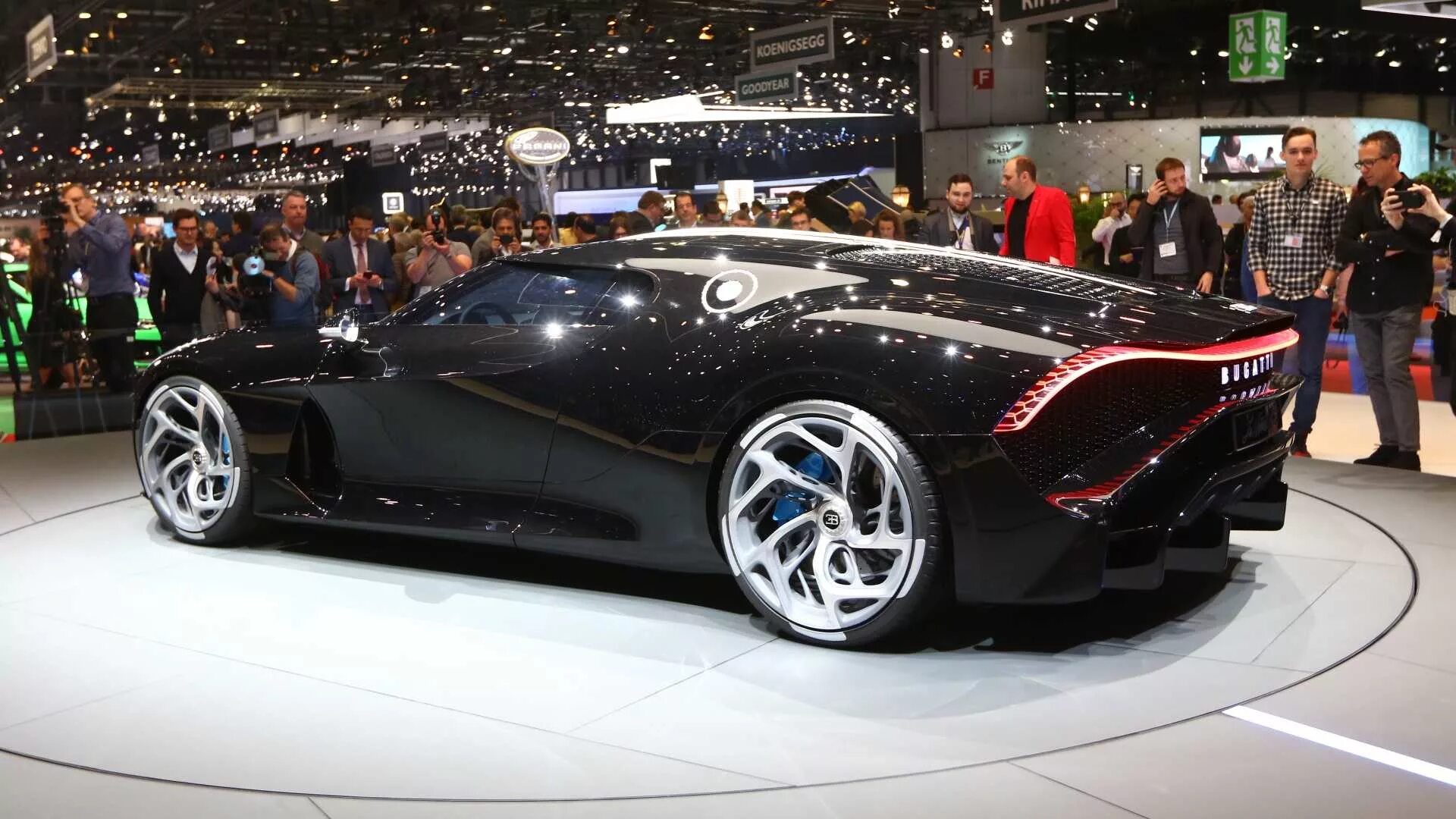 Бугатти la voiture noire 2021. Бугатти 2020 Нойре. Машина Bugatti la voiture noire. Бугатти Bugatti la voiture noire. Bugatti la voiture цена