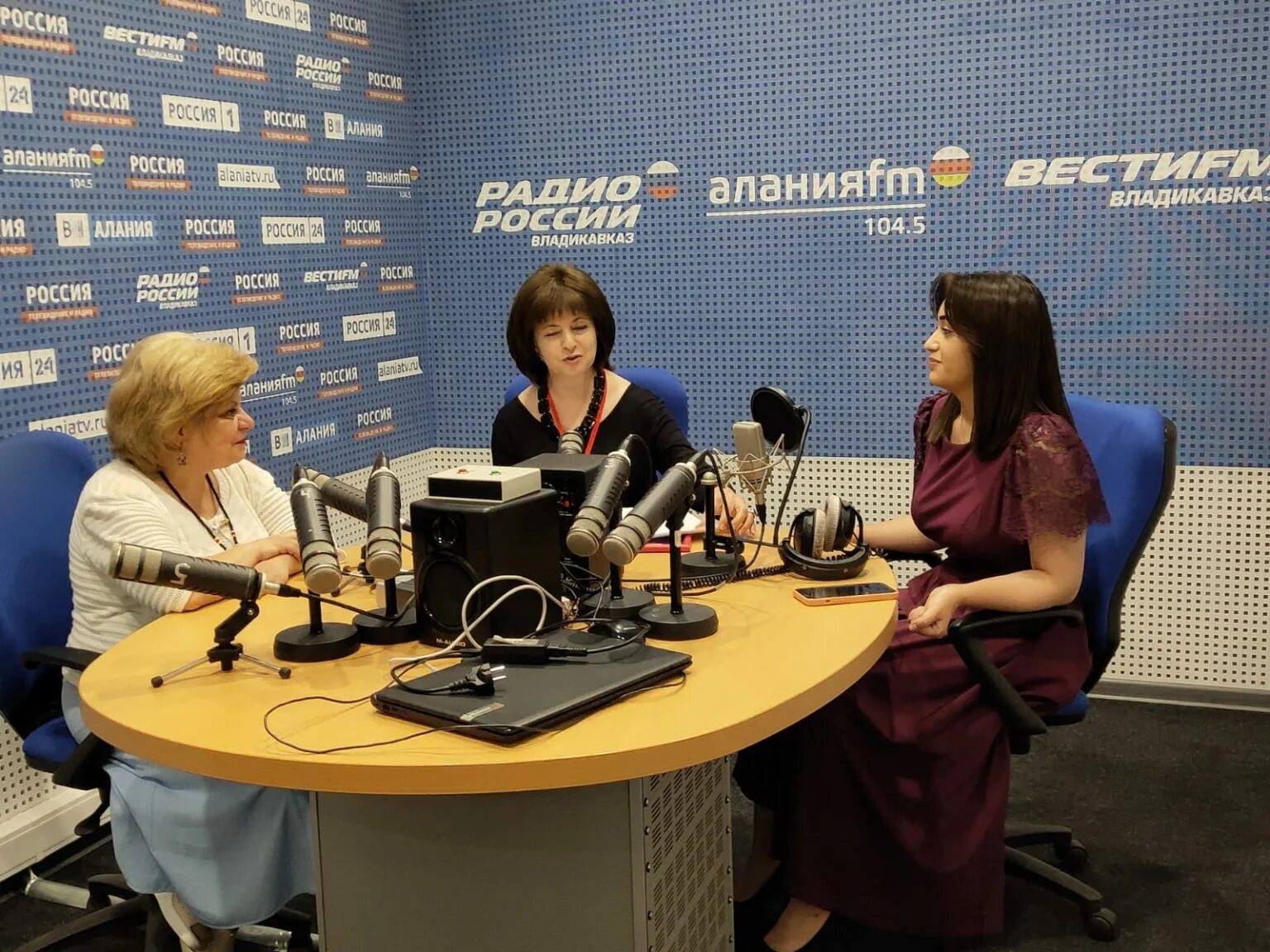 Ретро алания радио. Радиопрограмма радио россии. 5. Фотографии редакторов радиостанции бизнес фм. Русское радио в алании.