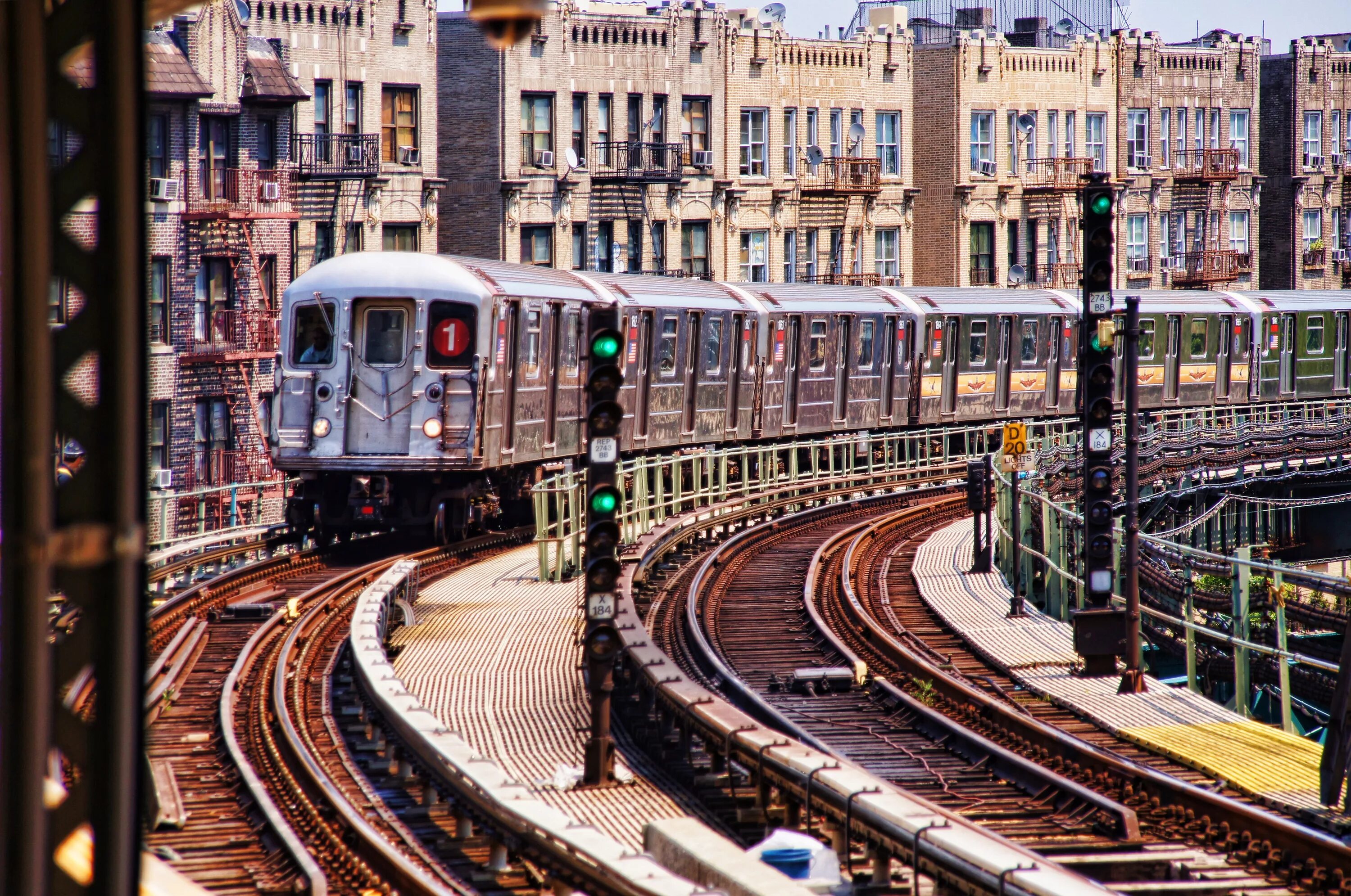 Метрополитены сша. Наземное метро Нью-Йорка. Метрополитен Нью-Йорка. Станции метро Нью Йорка. Поезд метро Нью-Йорка.