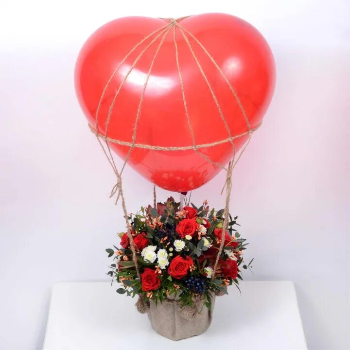 Букет в воздушном шаре. Цветочная композиция "шар". Букеты с воздушными шарами и цветами. Шар с корзиной цветов. Букет цветов с воздушным шаром.