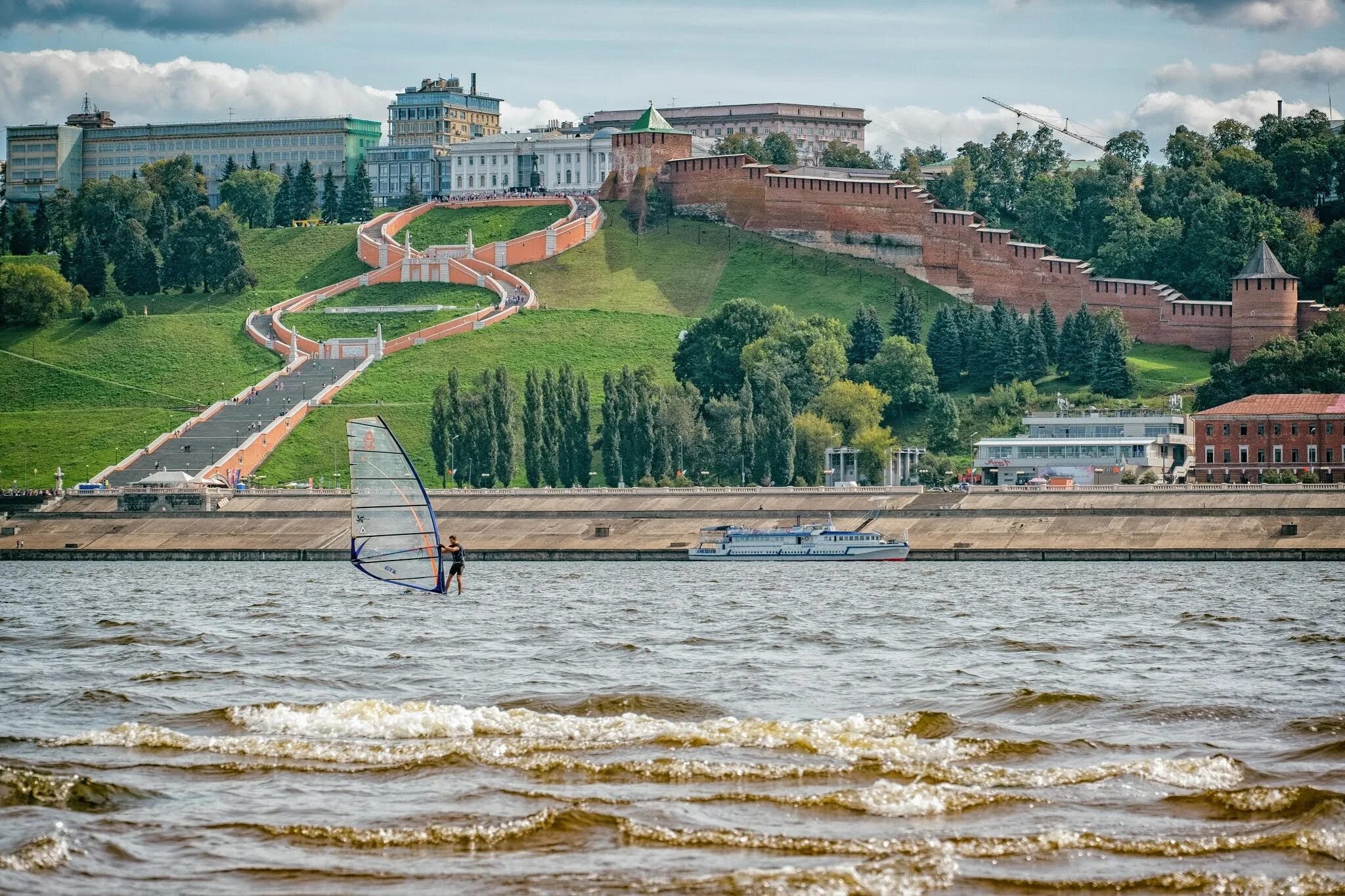 Нижний новгород проверить. Нижегородский Кремль Чкаловская лестница. Чкаловская лестница Нижний Новгород. Нижний Новгород набережная Чкаловская лестница. Река Волга Нижний Новгород.