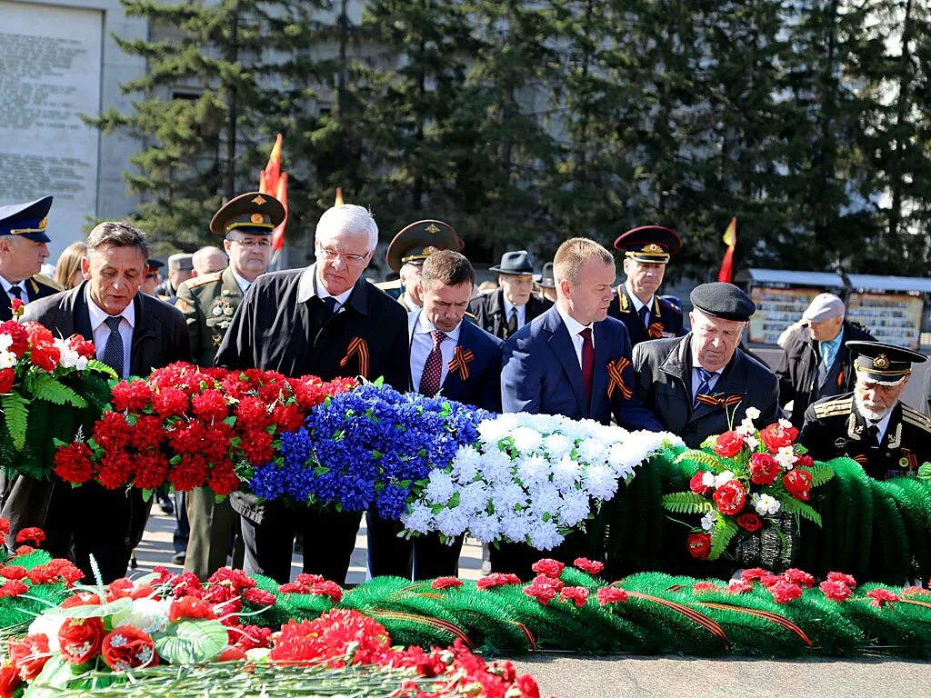 Какие цветы можно возлагать. Венки для возложения к памятнику. Гирлянда на возложение. Цветы на возложение. Гирлянда для возложения к памятнику.