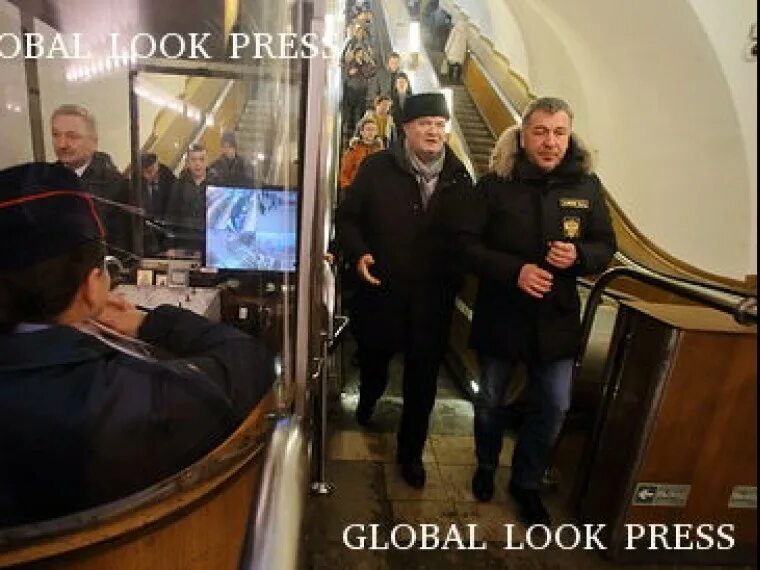 дежурный у эскалатора вакансии. будка дежурного у эскалатора. московский метрополитен форма дежурного у эскалатора. дежурный у эскалатора. дежурный у эскалатора вакансии.