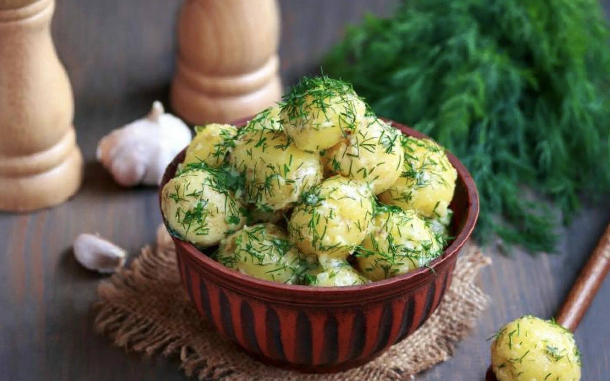 Картошка с чесноком и укропом. Картофель отварной. Картошка с маслом. Вареная картошка с укропом. Вареная картошка с укропом.